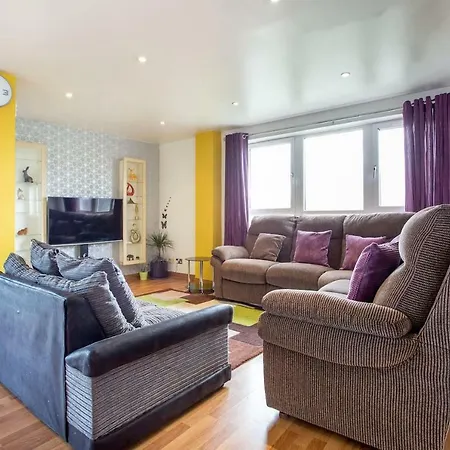 Beautiful 3br Seafront Apt. Balcony & Free Parking Apartment *