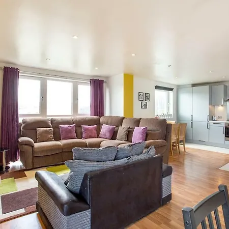 Beautiful 3br Seafront Apt. Balcony & Free Parking Apartment *