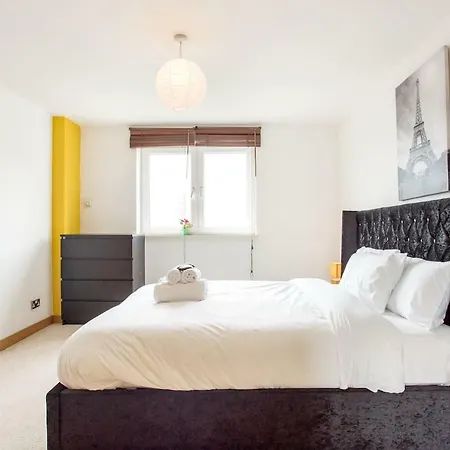 Apartment Beautiful 3br Seafront Apt. Balcony & Free Parking *