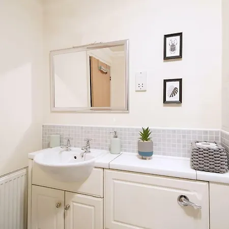 Spacious & Modern Two Bed Ground Floor Apartment! Edinburgh
