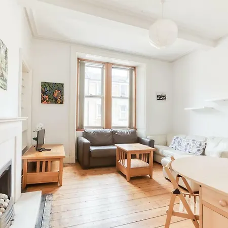 Quiet Two Bed Near City Centre & Haymarket!