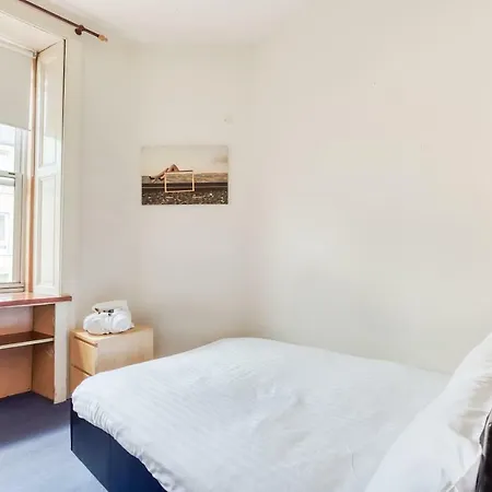 Quiet Two Bed Near City Centre & Haymarket! Daire