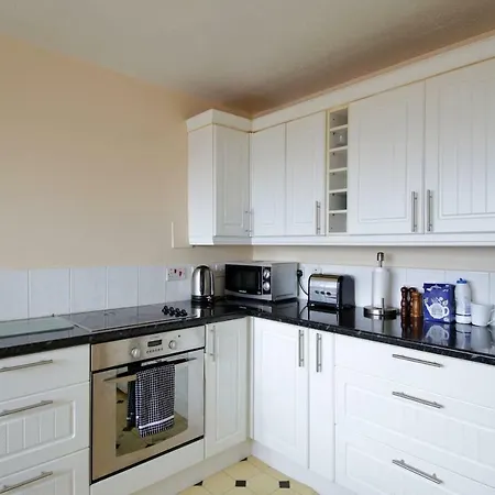 Homely 2br Apt In Residential Eastern شقة إدنبرة