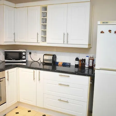 Homely 2br Apt In Residential Eastern * إدنبرة