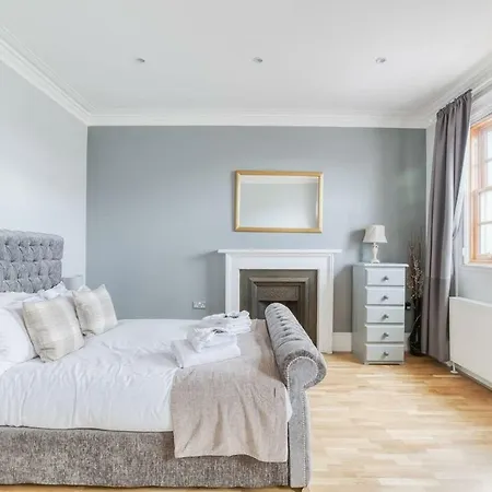 City Centre - 4 Bed Flat * Edinburgh