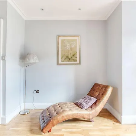 City Centre - 4 Bed Flat * Edinburgh