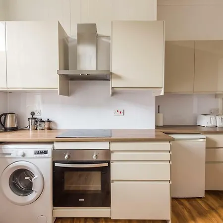 3 Bed Overlooking Meadows Park Apartment Edinburgh