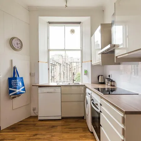 3 Bed Overlooking Meadows Park *