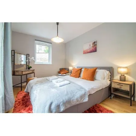 Apartment And Stylish One Bedroom