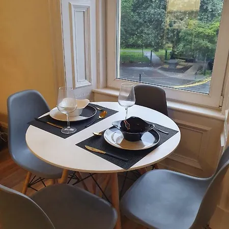 Sunny, Cosy & Central Overlooking A Park *