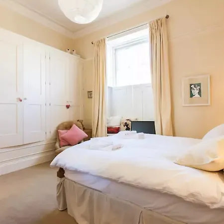 1 Bedroom New Town Flat Sleeps 2 *