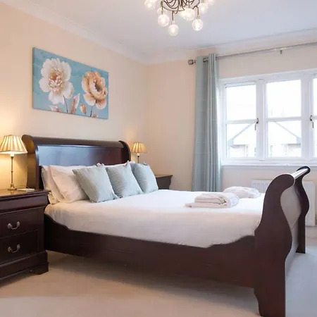 5 Bedroom House With Free Parking