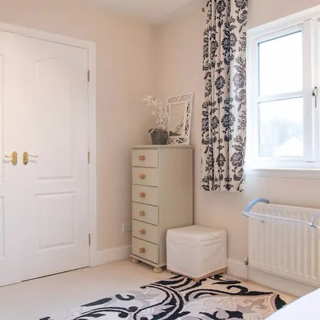 5 Bedroom House With Free Parking Edinburgh