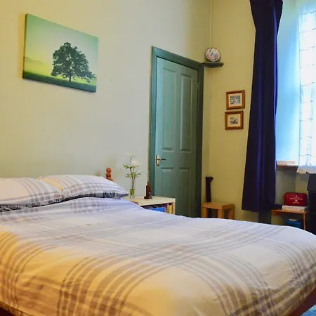 Two Bedroom Flat In Meadowbank Sleeps 4 דירה *