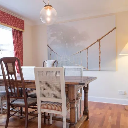 5 Bedroom House With Free Parking Apartment
