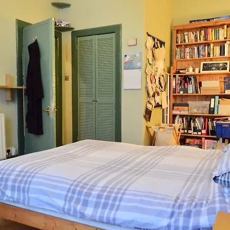 Two Bedroom Flat In Meadowbank Sleeps 4 דירה