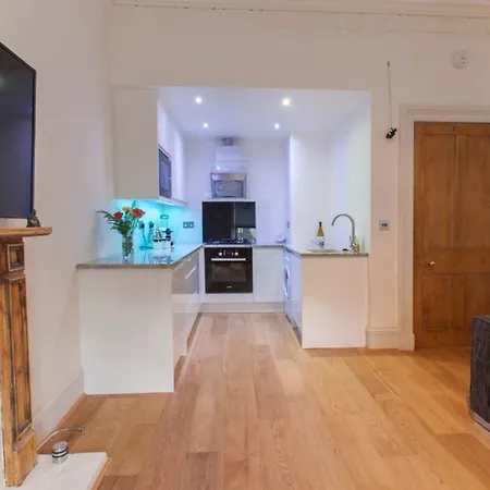 2 Bedroom Near Castle Апартаменты Эдинбург