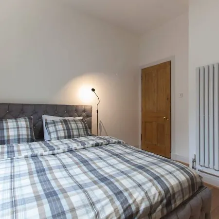 Апартаменты 2 Bedroom Near Castle Эдинбург