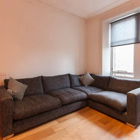 2 Bedroom Near Castle * Эдинбург