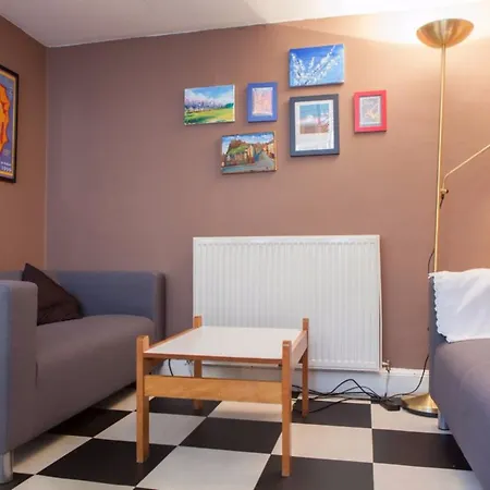 4 Bedroom Near The Meadows
