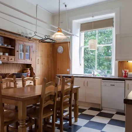 4 Bedroom Near The Meadows Apartment *