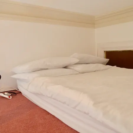 Apartment 4 Bedroom Near The Meadows *