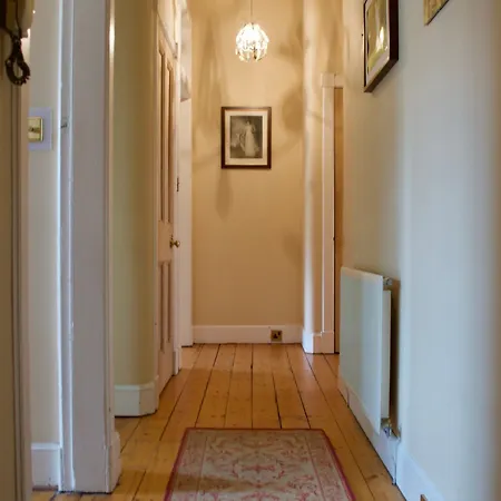 Spacious 1 Bedroom Stockbridge Flat Appartamento
