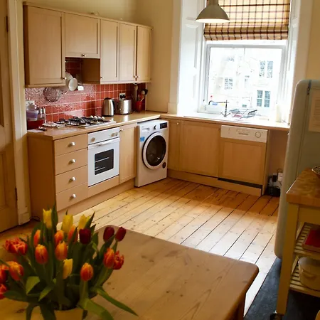Spacious 1 Bedroom Stockbridge Flat *