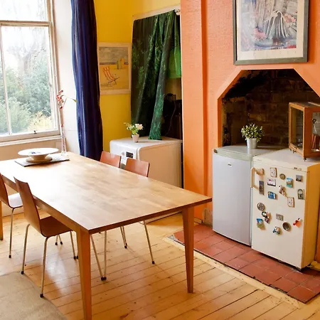 2 Bedroom Flat In Morningside Appartement