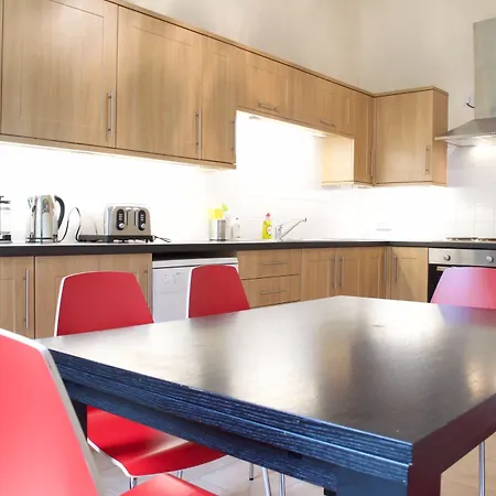 3 Bedroom Accommodates 8 Apartment *