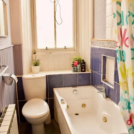 2 Bedroom Flat In Morningside *