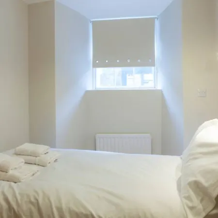 2 Bedroom Flat In West End Sleeps 4
