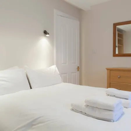 2 Bedroom Flat In West End Sleeps 4