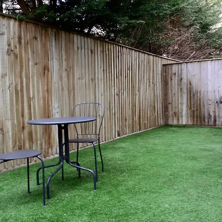 2 Bedroom Close To Centre Apartment