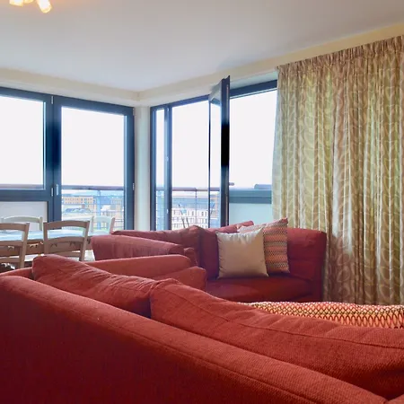 3 Bedroom Canal-side Sleeps 6 Daire