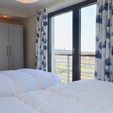 3 Bedroom Canal-side Sleeps 6 Daire Edinburgh