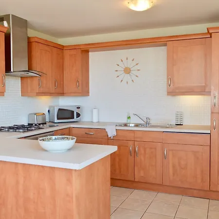 3 Bedroom Canal-side Sleeps 6 Daire *