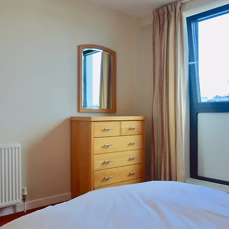 3 Bedroom Canal-side Sleeps 6 Daire *