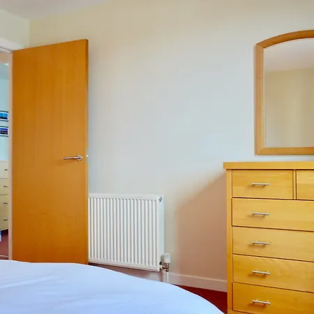 3 Bedroom Canal-side Sleeps 6 Daire *