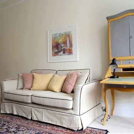 1 Bedroom Flat Near Centre Accommodates 4 公寓