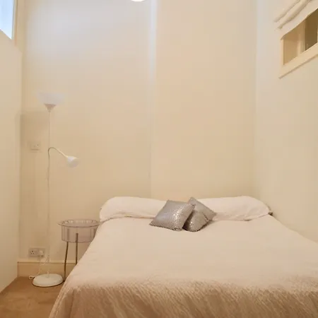 2 Bedroom Flat 아파트 *