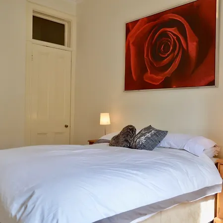 2 Bedroom Flat *