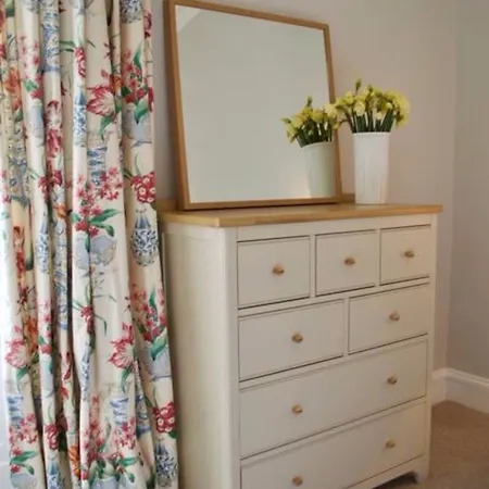 3 Bedroom Stockbridge Apartment *