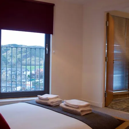 3 Bedroom With Private Roof Terrace *