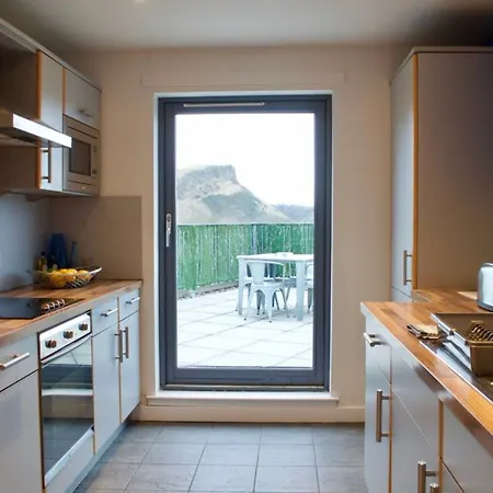 3 Bedroom With Private Roof Terrace Apartment Edinburgh