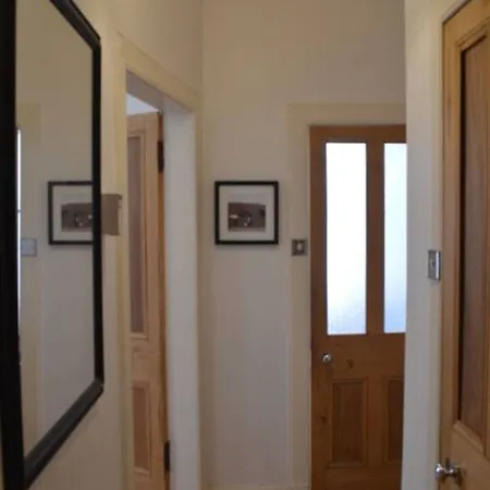1 Bedroom Flat Near Murrayfield Stadium شقة *