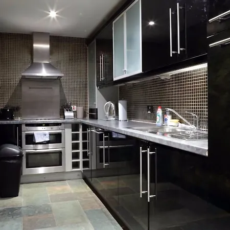 2 Bedroom Flat Near Playhouse 아파트