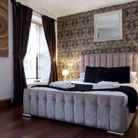 2 Bedroom Flat Near Playhouse 아파트