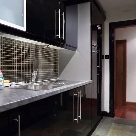 아파트 2 Bedroom Flat Near Playhouse