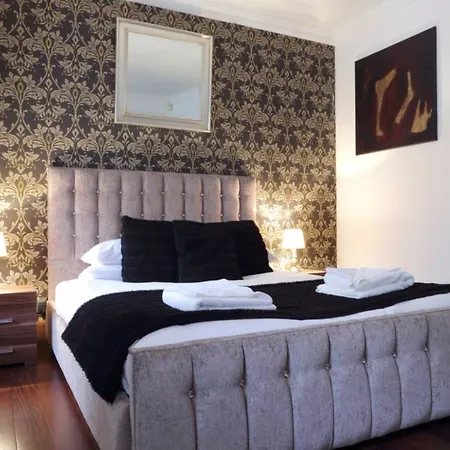 2 Bedroom Flat Near Playhouse 아파트